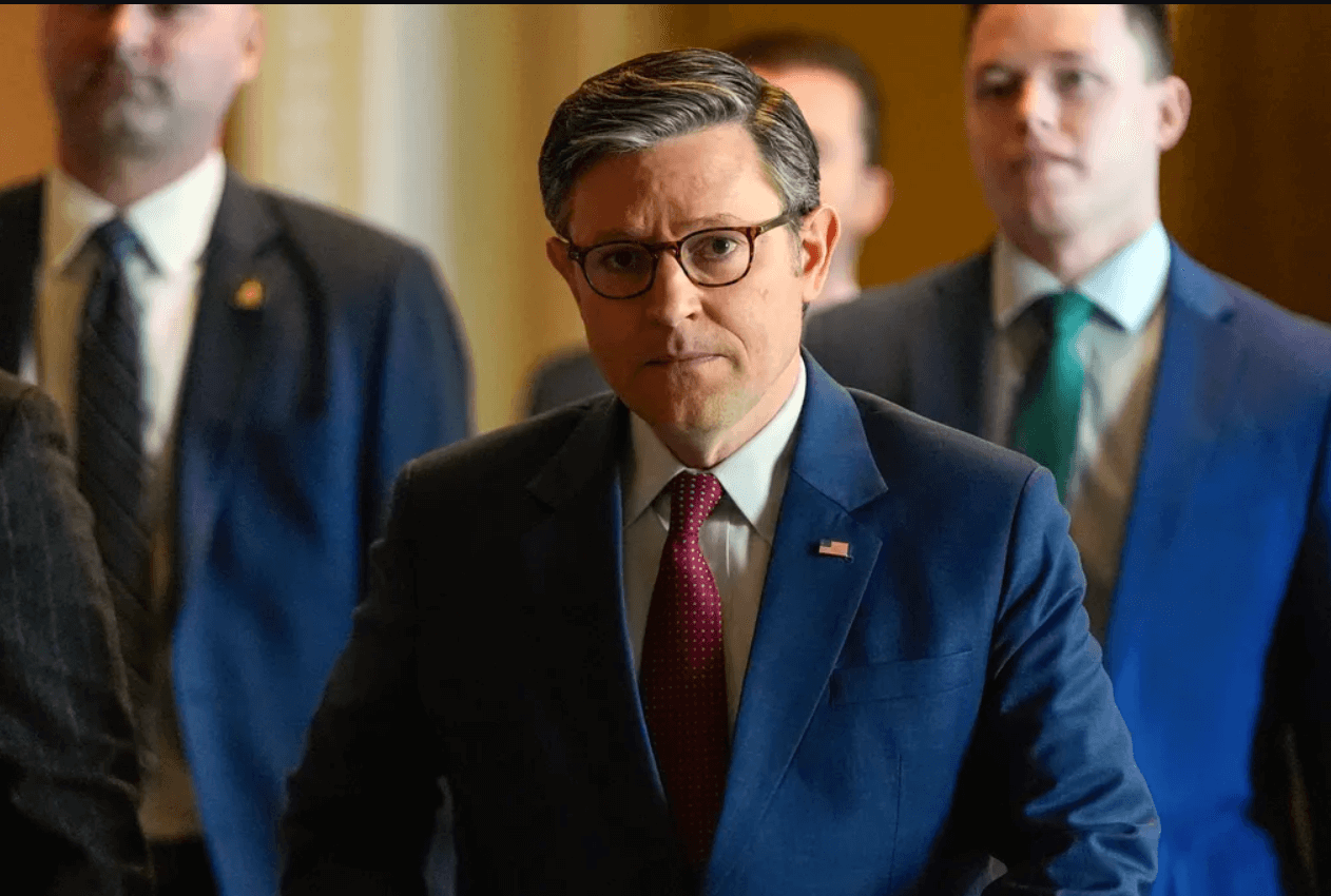 Mike Johnson Orienta Republicanos a Evitarem Reuniões com Eleitores Após Protestos contra Cortes Mike Johnson