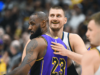 Relatório de Lesões Massivo entre Denver Nuggets e Los Angeles Lakers O pivô do Denver Nuggets, Nikola Jokic (15), e o ala do Los Angeles Lakers, LeBron James (23), se abraçam antes do jogo na Ball Arena. Crédito obrigatório: Christopher Hanewinckel-Imagn Images / Christopher Hanewinckel-Imagn Images.
