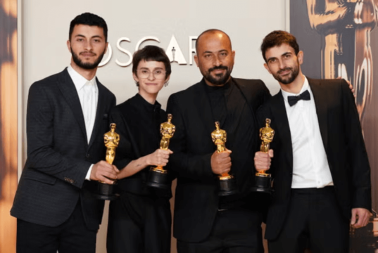 Diretor palestino do vencedor do Oscar No Other Land é atacado por colonos israelenses e detido (E-D) Basel Adra, Rachel Szor, Hamdan Ballal e Yuval Abraham em pé com seus Oscars após seu filme, 'No Other Land', ganhar o prêmio de Melhor Documentário (AP)