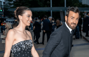 Justin Theroux e Nicole Brydon Bloom estão casados Justin Theroux e Nicole Brydon Bloom ficaram oficialmente no Instagram como um casal quando participaram do casamento da irmã gêmea dela em Nova York. Gilbert Carrasquillo via Getty Images