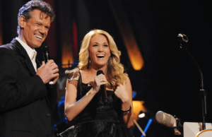 A homenagem de Carrie Underwood a Randy Travis emociona o público do Grand Ole Opry até as lágrimas Carrie Underwood foi introduzida como membro do Grand Ole Opy em 2008 por Randy Travis. (Foto de Rick Diamond/WireImage)